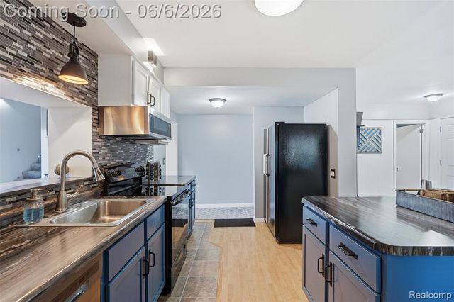 3773 Navarra Avenue, White Lake, MI 48383