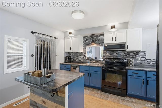 3773 Navarra Avenue, White Lake, MI 48383