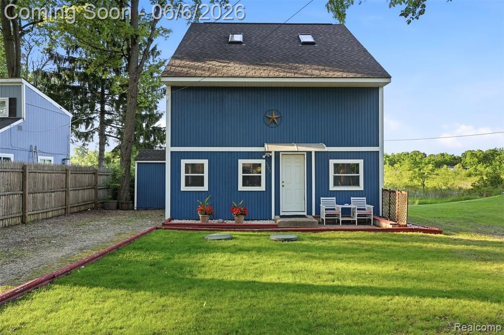 3773 Navarra Avenue, White Lake, MI 48383