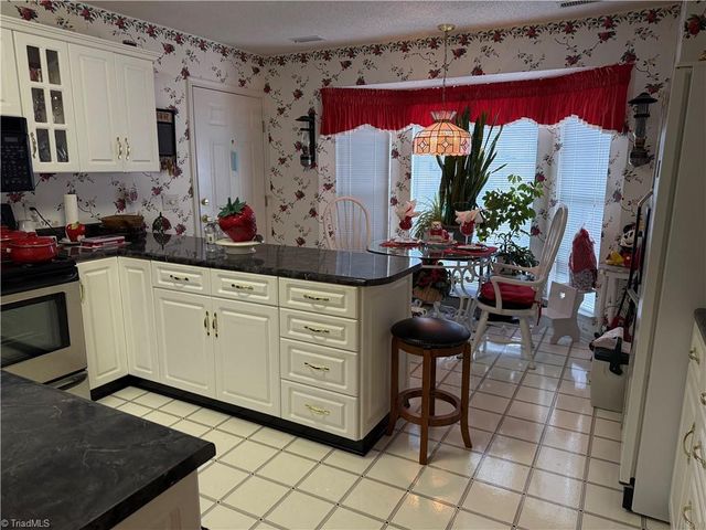 313 Quarterpath Lane, Jamestown, NC 27282