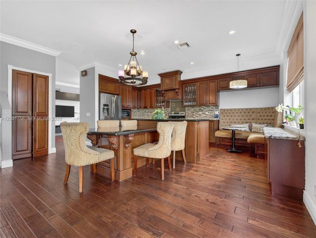 567 Live Oak Ln, Weston, FL 33327