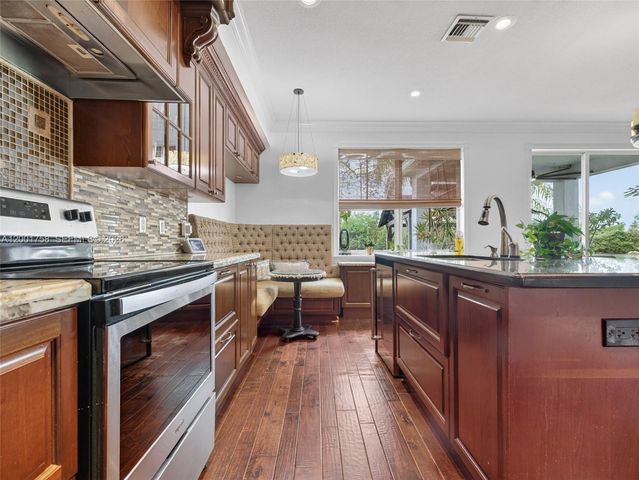 567 Live Oak Ln, Weston, FL 33327