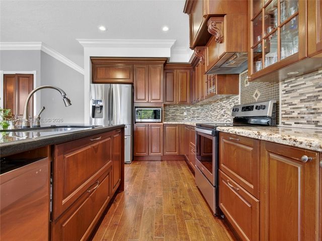 567 Live Oak Ln, Weston, FL 33327