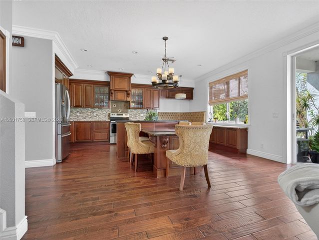 567 Live Oak Ln, Weston, FL 33327