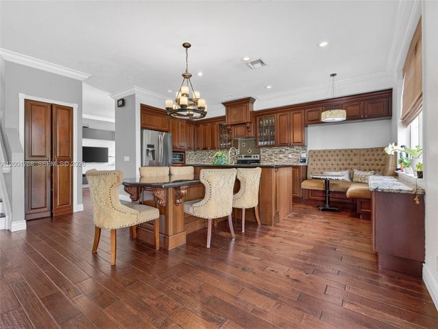 567 Live Oak Ln, Weston, FL 33327