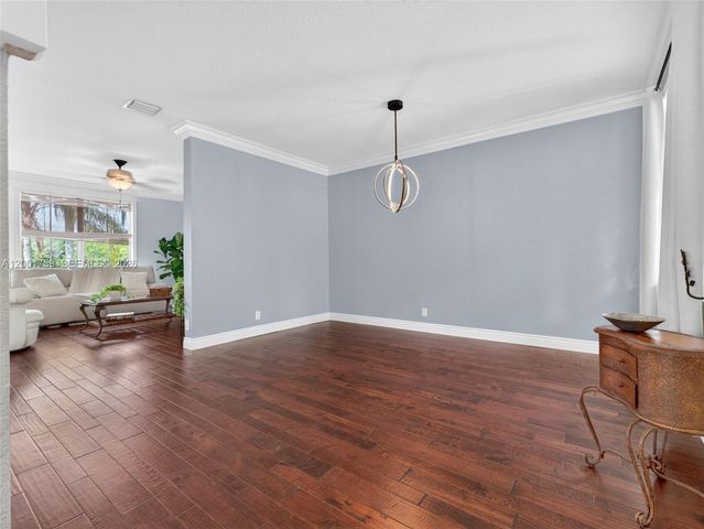 567 Live Oak Ln, Weston, FL 33327