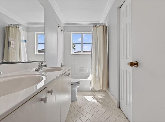 567 Live Oak Ln, Weston, FL 33327