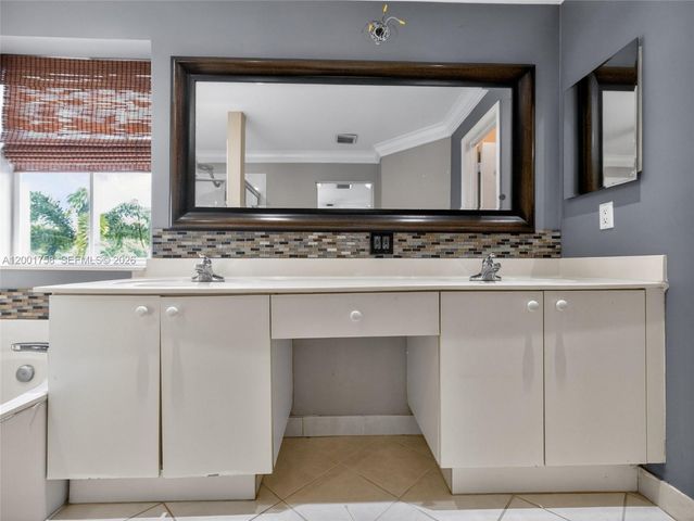 567 Live Oak Ln, Weston, FL 33327