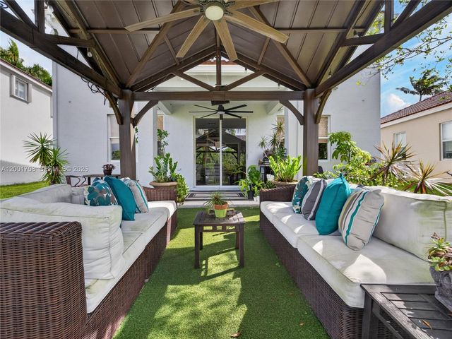 567 Live Oak Ln, Weston, FL 33327