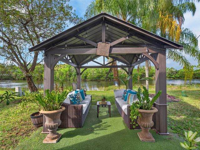 567 Live Oak Ln, Weston, FL 33327