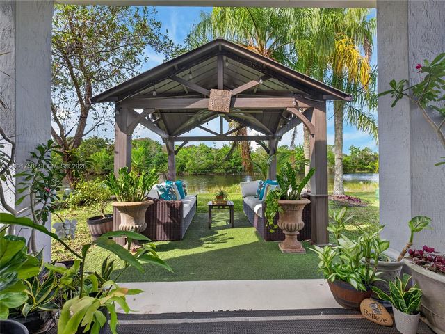 567 Live Oak Ln, Weston, FL 33327