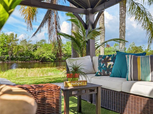 567 Live Oak Ln, Weston, FL 33327