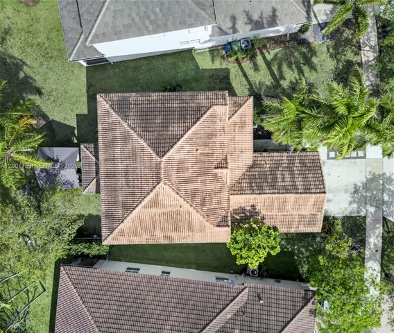 567 Live Oak Ln, Weston, FL 33327