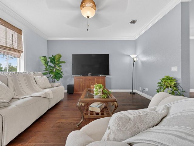 567 Live Oak Ln, Weston, FL 33327