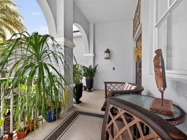 567 Live Oak Ln, Weston, FL 33327