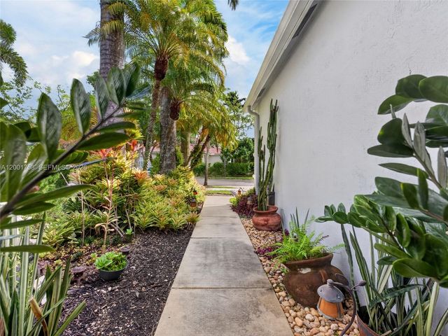 567 Live Oak Ln, Weston, FL 33327