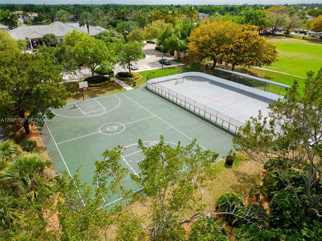 567 Live Oak Ln, Weston, FL 33327