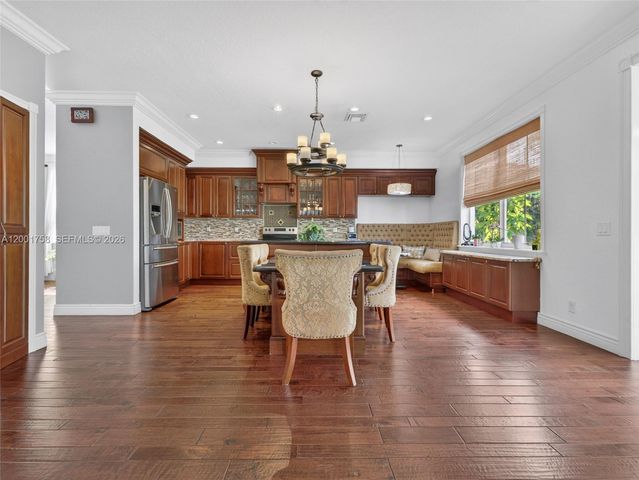 567 Live Oak Ln, Weston, FL 33327