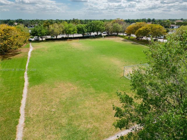 567 Live Oak Ln, Weston, FL 33327