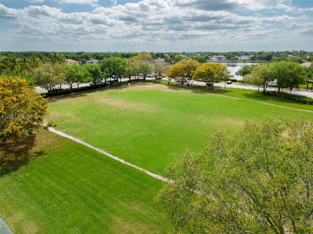 567 Live Oak Ln, Weston, FL 33327