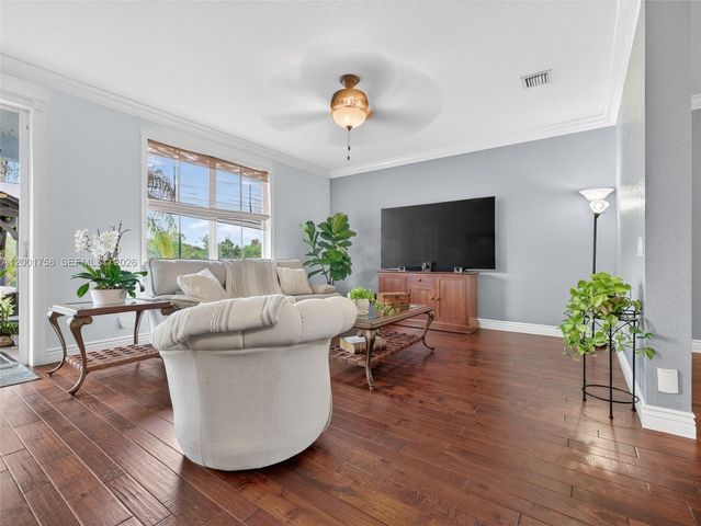 567 Live Oak Ln, Weston, FL 33327