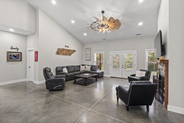 594 Highway 100, Centerville, TN 37033