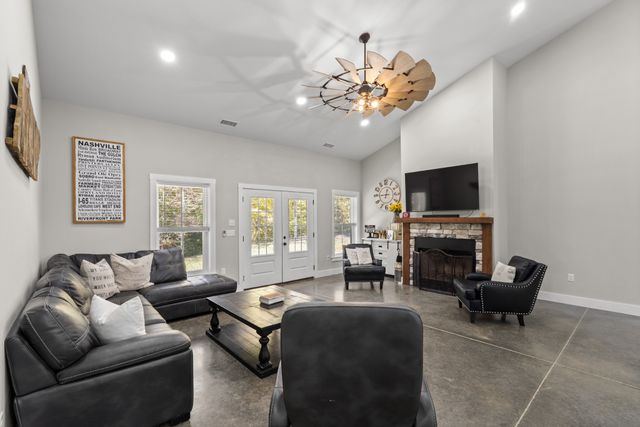 594 Highway 100, Centerville, TN 37033