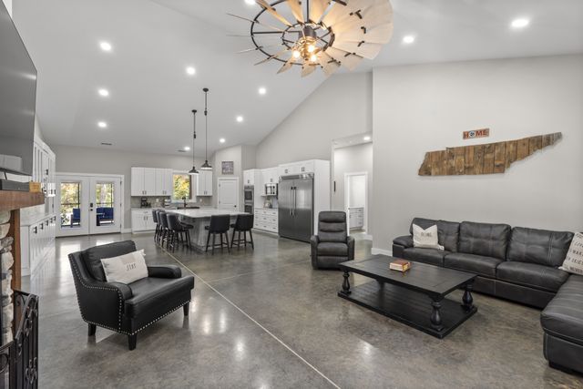 594 Highway 100, Centerville, TN 37033