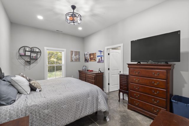 594 Highway 100, Centerville, TN 37033