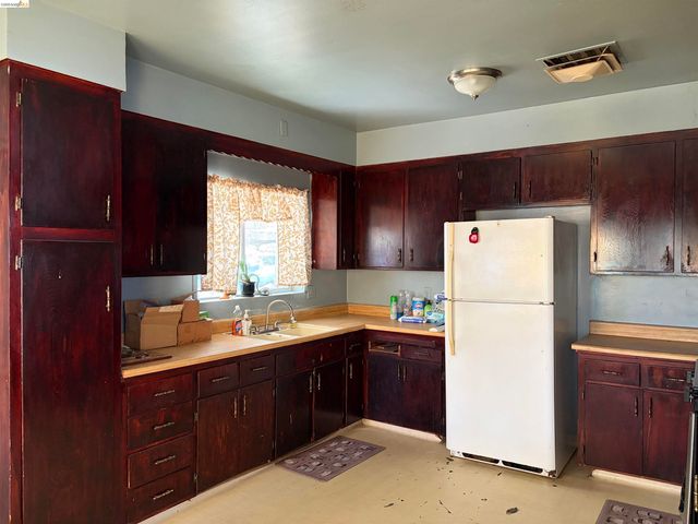 1092 Black Diamond St, Pittsburg, CA 94565