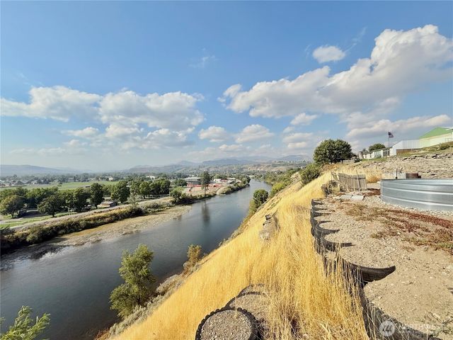 644 Dewberry E, Omak, WA 98841