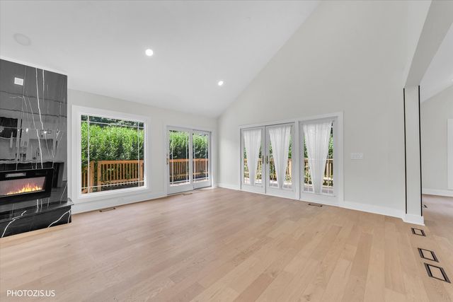 13 Chipping Campden Drive, South Barrington, IL 60010