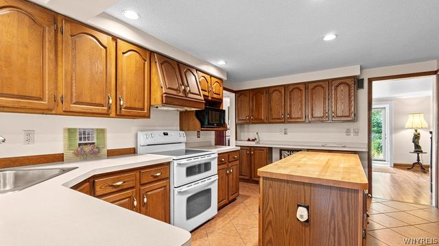 35 Lehn Springs Drive, Amherst, NY 14221