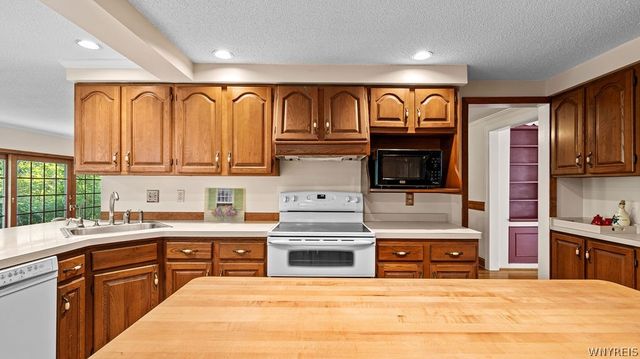 35 Lehn Springs Drive, Amherst, NY 14221