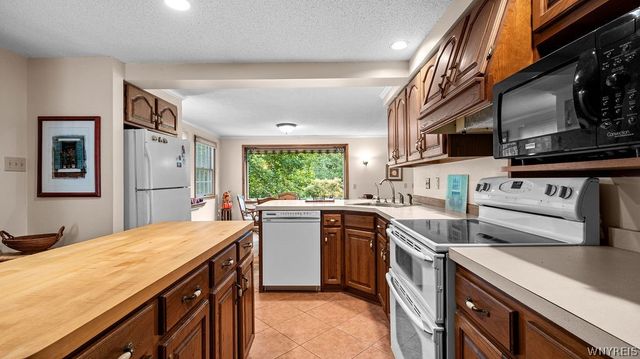 35 Lehn Springs Drive, Amherst, NY 14221