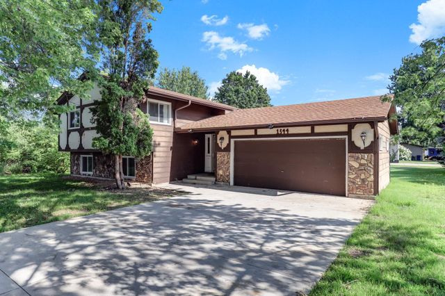 1344 Willow Lake Boulevard, Vadnais Heights, MN 55110