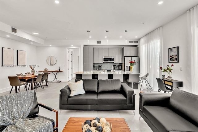 2100 Miami Road 204, Fort Lauderdale, FL 33316
