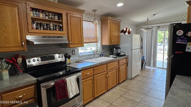 203 VANCOUVER Circle, Interlachen, FL 32148