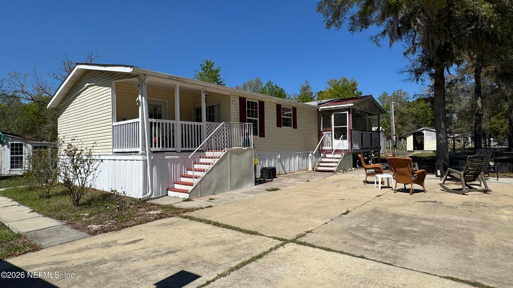 203 VANCOUVER Circle, Interlachen, FL 32148