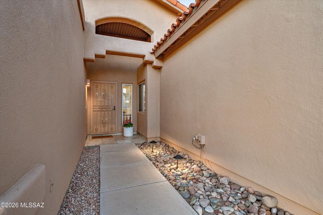 204 N Fenceline Drive, Tucson, AZ 85748