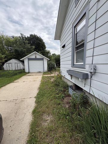 864 Glen Street, Janesville, WI 53545