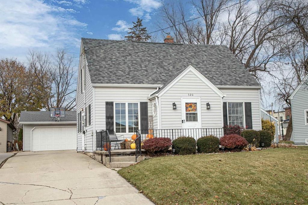 320 W LINCOLN AVENUE, Little Chute, WI 54140