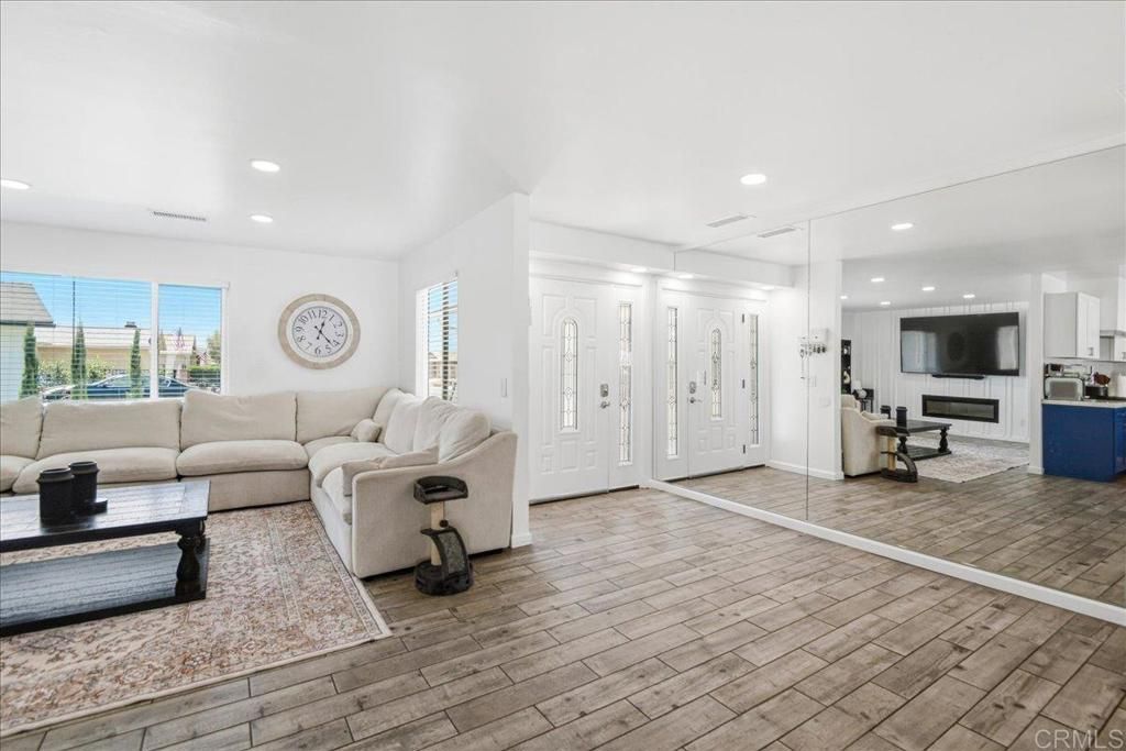 Image 10 of property listing at 10002 Stanley Ct, Santee, CA 92071
