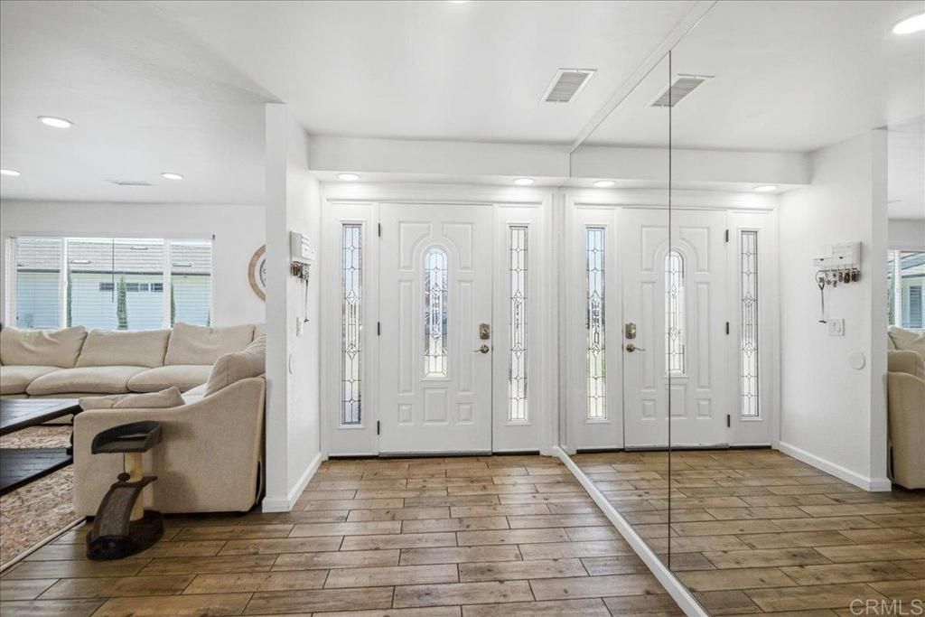 Image 7 of property listing at 10002 Stanley Ct, Santee, CA 92071