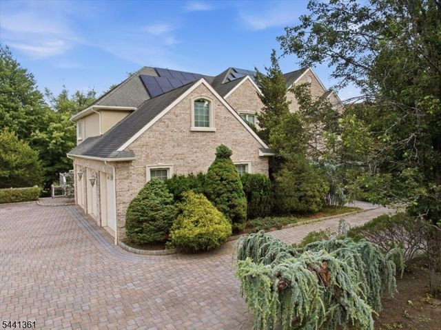 4 Centennial Ct, Totowa Boro, NJ 07512