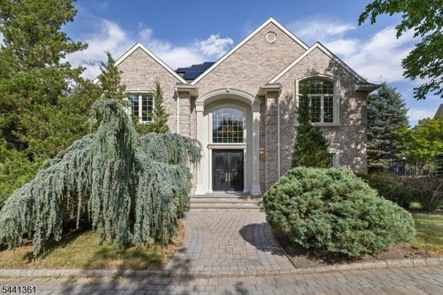 4 Centennial Ct, Totowa Boro, NJ 07512