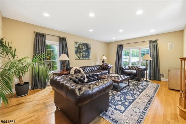4 Centennial Ct, Totowa Boro, NJ 07512