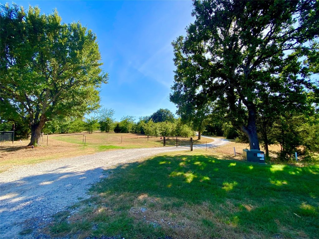 290 Green Oaks Drive, Sadler, TX 76264