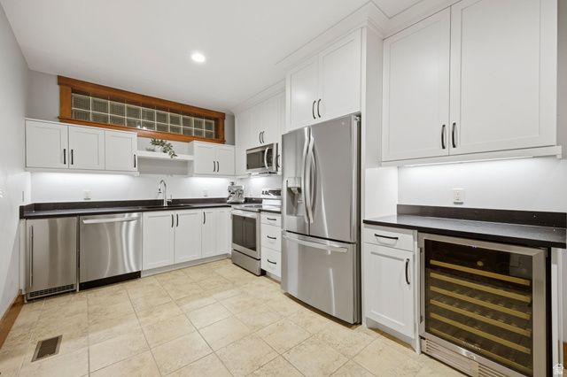 16 SNOW FOREST LN, Sandy, UT 84092