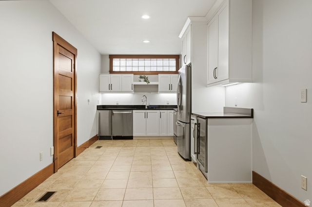 16 SNOW FOREST LN, Sandy, UT 84092